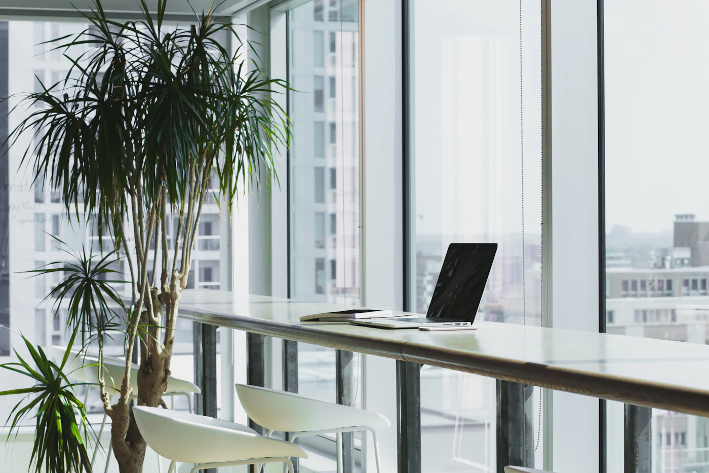 Lyst arbejdsbord med computer