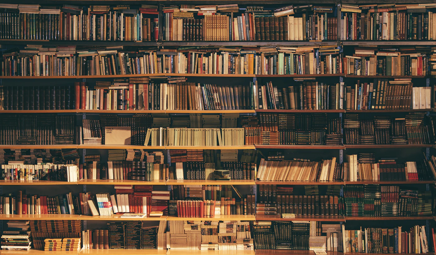 Bibliotek med bøger på høje reoler